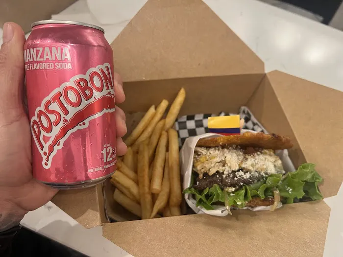 El Apartamento Colombian Burgers Picture 4