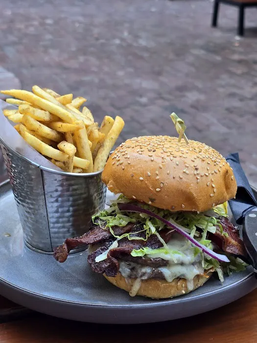 SP2 Communal Bar + Restaurant Picture 4