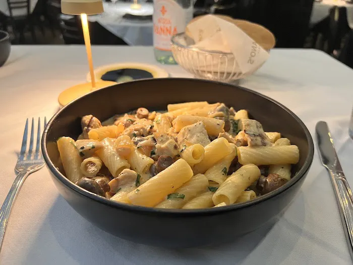 Maggiano's Little Italy Picture 3