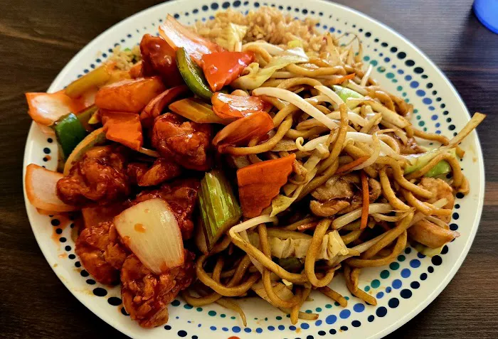 Lee's Kitchen Picture 5