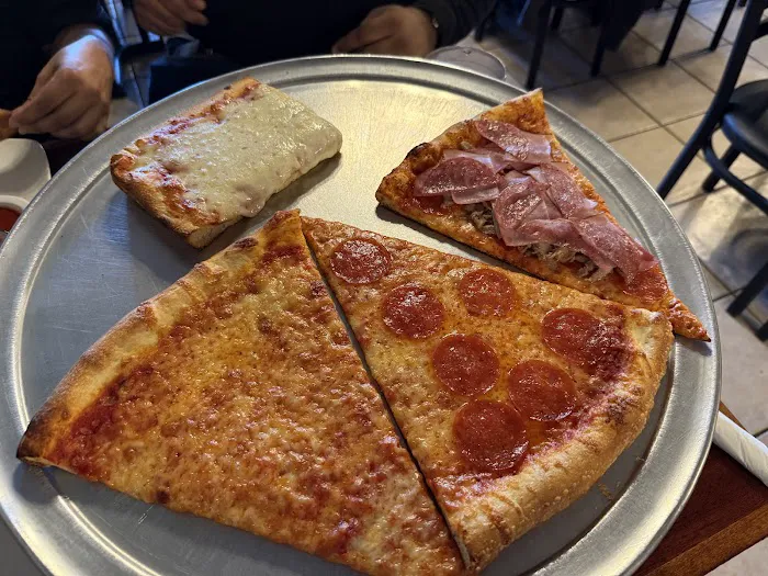 Giovanni's New York Pizzeria Picture 9