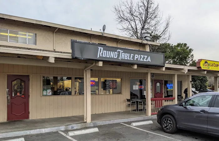 Round Table Pizza Picture 9