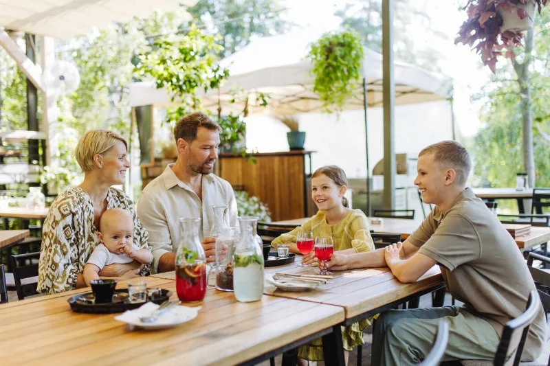 How to Find Restaurants Open Near Me That Cater to Large Families
