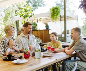 How to Find Restaurants Open Near Me That Cater to Large Families