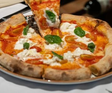 Best Italian Restaurants Open Late for Midnight Pizza and Pasta Dishes