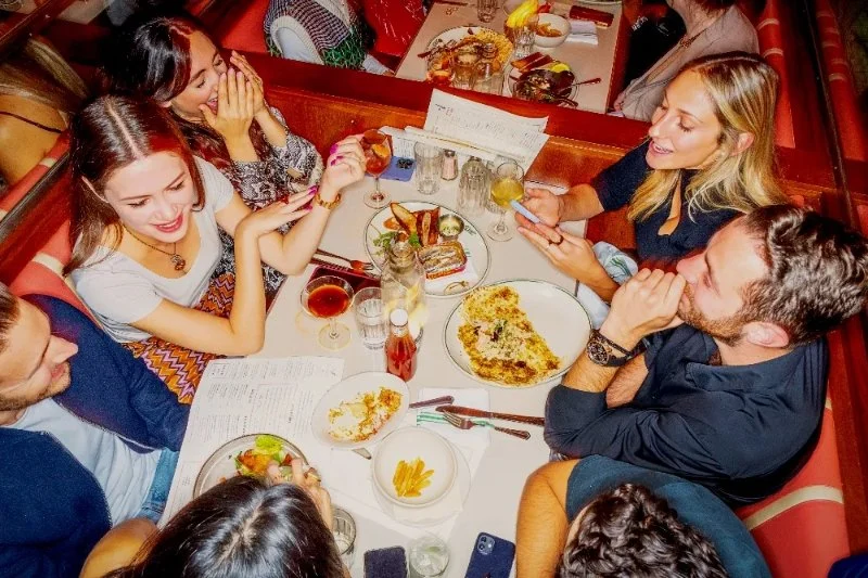 Best Restaurants for Late-Night Dining with Friends and Family