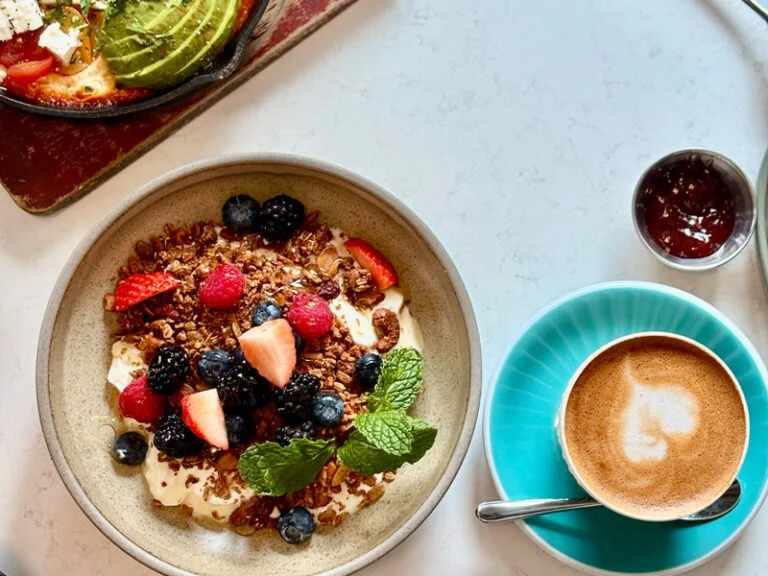 Guide to Finding Vegan & Vegetarian Restaurants Open Late in Urban Areas