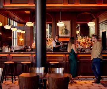 The Top Restaurants for Late-Night Dining That Offer Full Bar Services