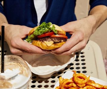 How to Find Late-Night Dining Spots That Serve Classic American Burgers