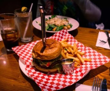 Top Late-Night Food Spots for Burgers and Fries | Find Open Restaurants
