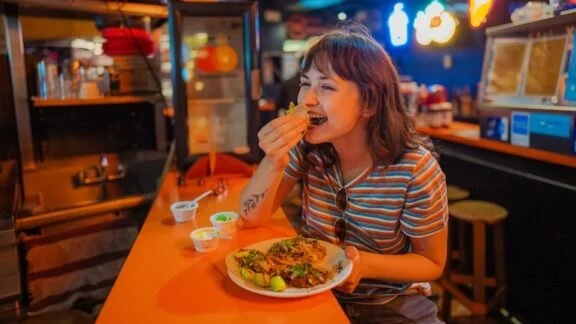 The Best Spots for Solo Diners Seeking Restaurants Open in Off-Peak Hours