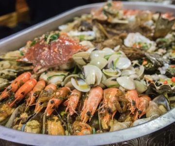 Top Restaurants Open Late Near Me That Serve Signature Seafood Dishes