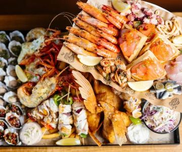 Best Places for Midnight Seafood Platters, Oysters, and Lobster Dishes