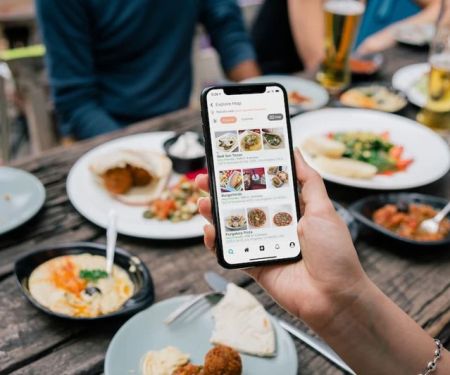 How to Use Mobile Apps to Locate Restaurants Open Near You in Real Time