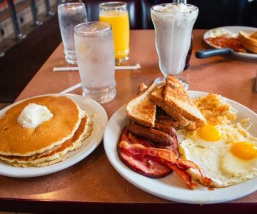 Top 15 Breakfast Restaurants Open Before 8 AM in Major U.S. Cities