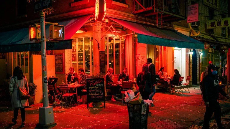 Late Night Hot Eats: Where to Satisfy Your Cravings After Dark
