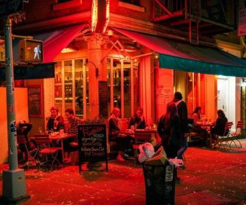 Late Night Hot Eats: Where to Satisfy Your Cravings After Dark