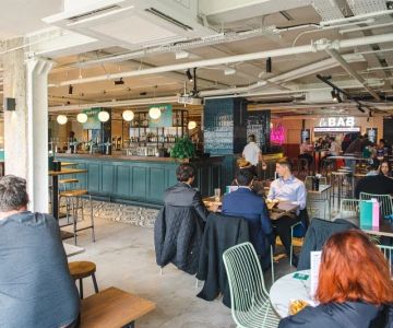 Lunch Spots That Keep Things Moving Fast in Busy Cities